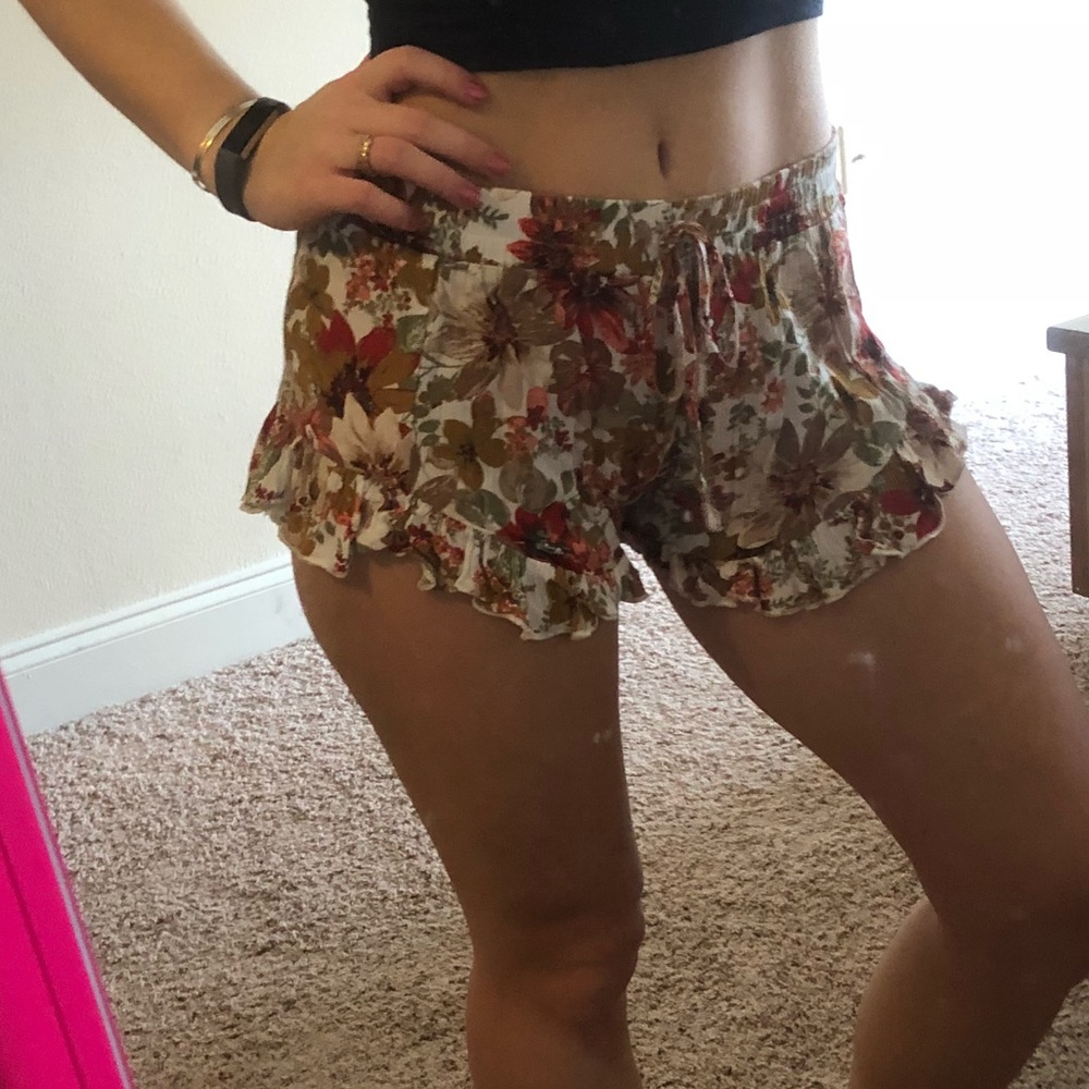 Flowery Ruffle Shorts Size Small - Picture 2 of 8